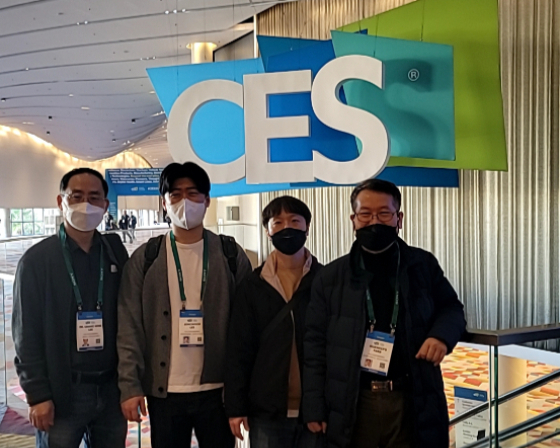 힐스엔지니어링 관계자들이 CES 참가 기념 사진을 찍고 있다/사진제공=힐스엔지니어링
