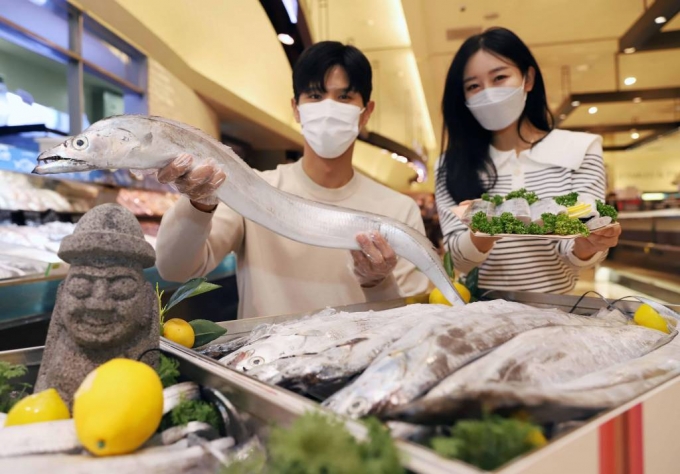 지난해 10월 25일 서울 신세계백화점 강남점에서 모델들이 제주산 갈치 할인전을 소개하고 있다. /사진=뉴시스