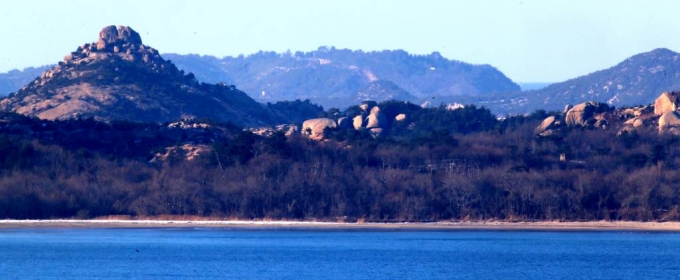 [고성(강원)=뉴시스] 김경목 기자 = 새해 첫날 신원이 밝혀지지 않은 월북자가 발생 동부전선 육군 제22보병사단을 비롯 육군에 비상이 걸렸다. 2일 오후 민간인이 들어갈 수 있는 최북단 강원도 고성군 통일전망대에서 북한 지역 위장마을 입석리가 보인다. 2022.01.02.