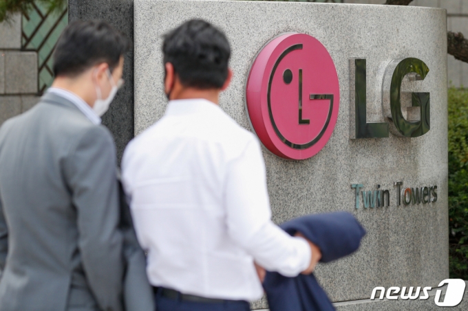 (=1)   = LGȭ  3б    9020  ƴٰ 12 ߴ. ̴    158.7%  ġ,  б ϸ 57.8% þ. ̹  ȭС͸÷ܼ硤   ο   ȣ   ȴ.  12 LGȭ 簡 ִ  ǵ LGƮŸ. 2020.10.12/1  