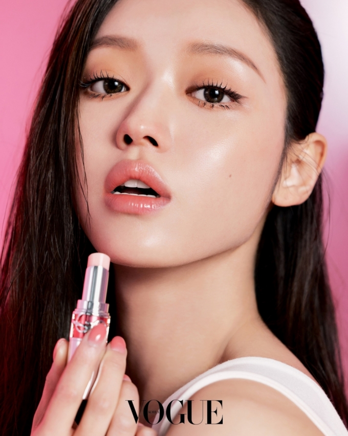 그룹 오마이걸 유아/사진제공=보그 코리아, 입생로랑 뷰티 (YSL Beauty)