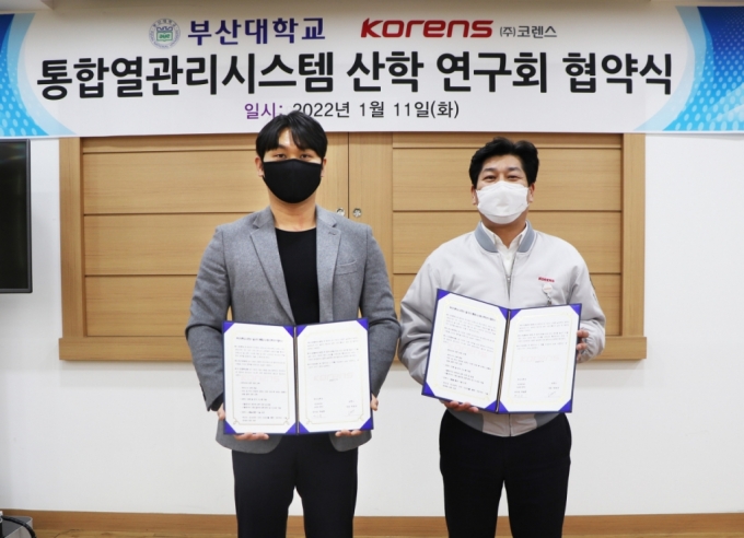  부산대 KORENS CARE 총괄단장 백승훈 교수(왼쪽)와 ㈜코렌스 하영대 대표가 지난 11일 통합 열관리시스템 산학연구회 협약을 하고 있다./사진제공=부산대