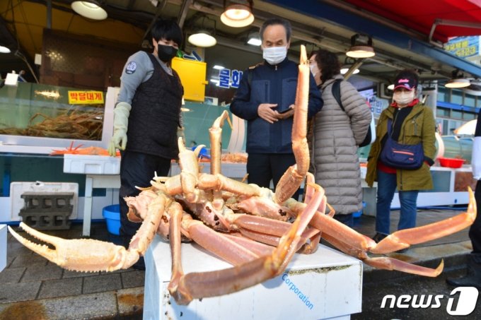 지난해 11월 14일 경북 포항시 죽도어시장에서 관광객들이 제철을 맞은 대게를 구입하고 있다. /사진=뉴스1