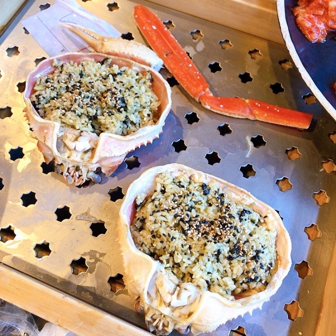 대게찜을 먹은 뒤 반드시 거쳐가는 '게딱지 내장비빔밥'. 사진 속 밥 위에 올려진 검은 것은 '깨'로, 기사에서 언급하는 검은 알갱이와 무관하다. /사진=최우영 기자