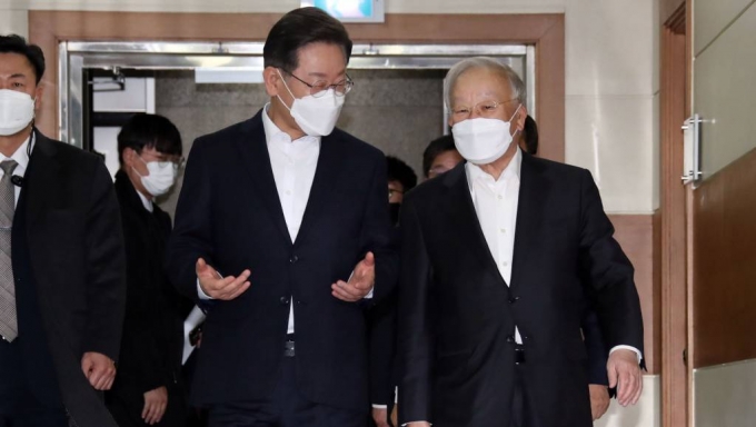 [서울=뉴시스] 국회사진기자단 = 이재명 더불어민주당 대선 후보와 손경식 경총 회장이 12일 서울 마포구 한국경영자총연합회에서 열린 10대 그룹 CEO 토크 '넥타이 풀고 이야기합시다'에 참석하고 있다. 2022.01.12.