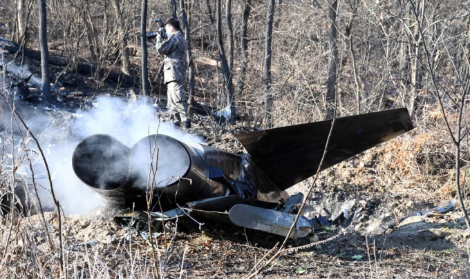 [서울=뉴시스] 11일 오후 1시 44분께 경기 화성시 정남면 관항리 태봉산 일원에 F-5E 전투기 1대가 추락한 가운데 군 관계자가 현장을 살펴보고 있다. (사진=경인일보 제공) 2022.01.11. *재판매 및 DB 금지