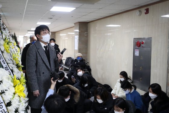 (서울=뉴스1) 이승배 기자 = 12일 오후 서울 시내의 한 병원에 마련된 이재명 더불어민주당 대선후보의 &#039;변호사비 대납 의혹&#039; 관련 녹취록을 처음 제보했던 이 모씨의 빈소 앞에서 백광현 유족측 대변인이 브리핑을 하고 있다.  이날 경찰에 따르면 이 모씨는 전날(11일) 오후 8시40분쯤 서울 양천구 신월동의 한 모텔에서 숨진 채 발견됐다. 이 모씨는 이재명 더불어민주당 대선후보의 &#039;변호사비 대납 의혹&#039; 관련 녹취록 제보에 이어 시민단체와 함께 활동하며 이 후보 관련 의혹 제기를 준비해왔던 것으로 알려졌다. 경찰 감식결과 객실 내 침입이나 다툰 흔적 등 범죄와 관련한 정황은 발견되지 않았으며 경찰은 사인 규명을 위해 부검을 진행할 예정이다. 2022.1.12/뉴스1  