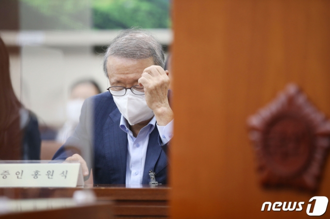 (서울=뉴스1) 구윤성 기자 = 홍원식 남양유업 회장이 21일 오후 서울 여의도 국회에서 열린 2021 환경노동위원회의 고용노동부 등에 대한 종합감사에서 증인으로 출석해 앉아 있다. 2021.10.21/뉴스1