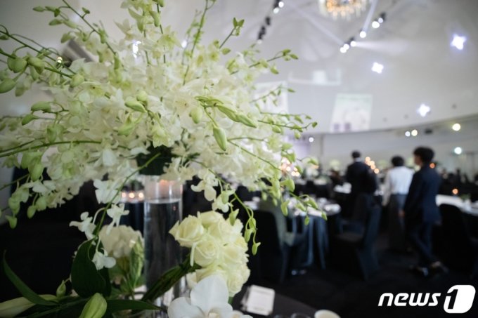 지난해 10월 24일 오전 서울의 한 결혼식장에 하객들이 자리로 이동하고 있다. /사진=뉴스1