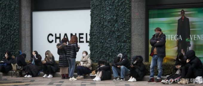 지난해 12월 16일 오전 서울시내의 한 백화점을 찾은 시민들이 매장에 들어가기 위해 줄 서 있는 모습/사진=뉴시스