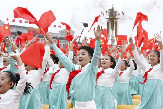 중국의 저출산 문제 해결책을 제시한 한 유명 경제학자의 소셜미디어서비스 계정이 차단됐다. 사진은 지난해 7월 중국 공산당 100주년 기념 행사가 열린 베이징에서 학생들이 국기를 들고 환호하는 모습./사진=AFP