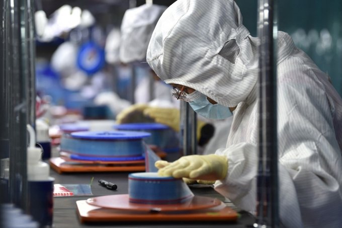 중국이 2021년 사상 최대 무역흑자를 달성했다. 전 세계로 수출이 늘어 800조원 넘는 흑자를 냈다. 중국의 한 공장에서 노동자들이 작업하고 있다. /사진=AFP