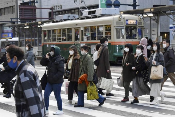 6일 일본 히로시마현에서 마스크를 착용한 시민들이 길을 건너고 있다. /사진=AP뉴시스