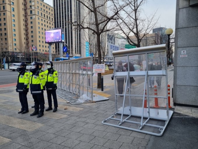 15일 오전 9시쯤 서울시 중구 코리아나 호텔 앞에 경찰 기동대 대원들이 배치됐고 철제 펜스가 설치됐다. 오후에 예정된 전국민중행동의 민중총궐기를 사전 차단하기 위해서다./사진=조성준 기자