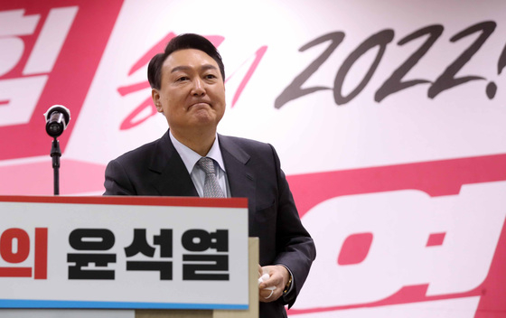 윤석열 국민의힘 대선 후보가 15일 오전 부산 수영구 국민의힘 부산시당에서 열린 부산시 선거대책위원회 필승결의대회에서 연설을 마친 뒤 연단을 나서고 있다. /사진=뉴스1