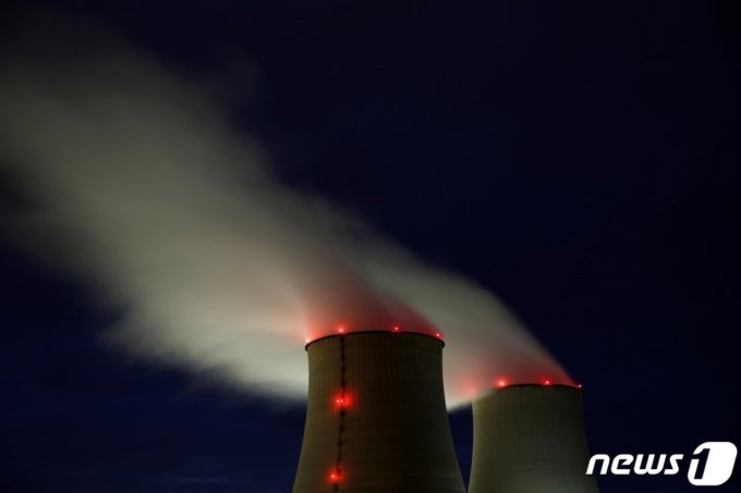(벨빌 로이터=뉴스1) 금준혁 기자 = 12일(현지시간) 프랑스 벨빌의 한 원자력 발전소 냉각 타워에서 증기가 나오고 있다.  (C) 로이터=뉴스1  
