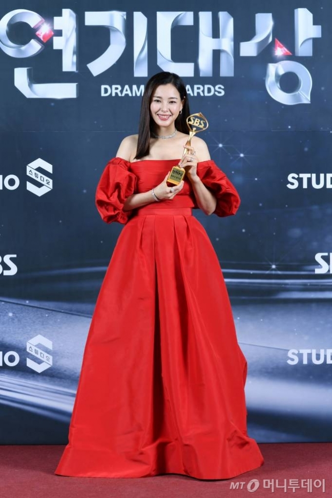 배우 이하늬가 지난해 12월 31일 오후 서울 상암동 SBS프리즘타워에서 열린 &#039;2021 SBS 연기대상&#039;에서 미니시리즈 코미디 로맨스 부문 최우수 연기상을 수상한 뒤 포즈를 취하고 있다. /사진=이동훈 기자 photoguy@