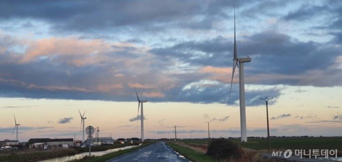프랑스 부앵(Bouin)에 위치한 그린수소 스타트업 라이프(Lhyfe)사로 가는 길에 풍력발전기들이 늘어서 있다./사진=낭트(프랑스)=민동훈