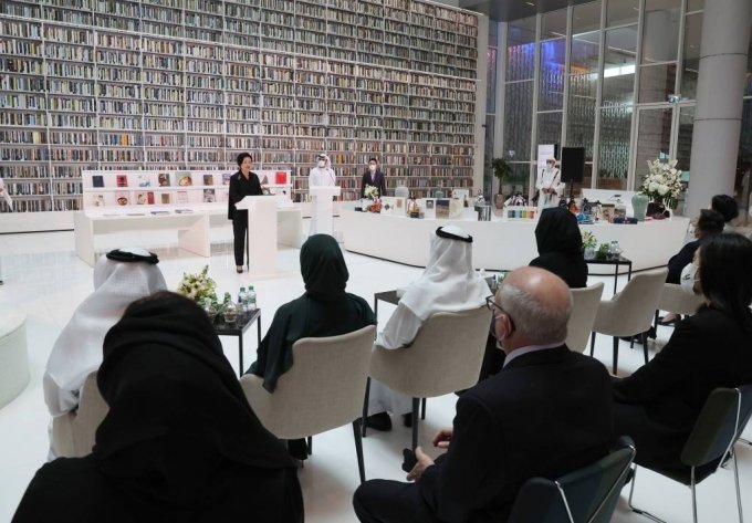 [두바이=뉴시스] 김진아 기자 = 김정숙 여사가 16일(현지시간) 아랍에미리트(UAE) 두바이 모하메드빈라시드(MBR) 도서관에서 열린 한-UAE 지식문화 교류식에서 축사를 하고 있다.  2022.01.16.