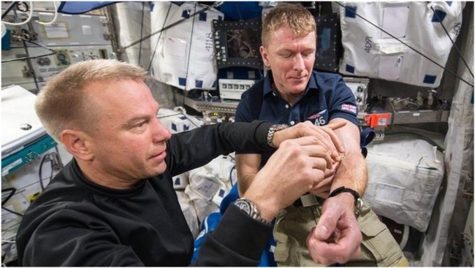 우주비행사들이 혈액 검사를 하고 있는 모습. / 사진=미국항공우주국(NASA)