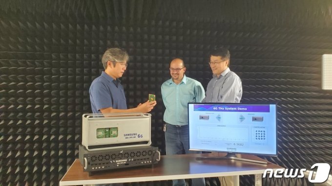 삼성전자의 삼성리서치 아메리카(SRA) 실험실에서 삼성전자 연구원들이 140GHz 통신 시스템을 시연하고 있다./사진=뉴스1