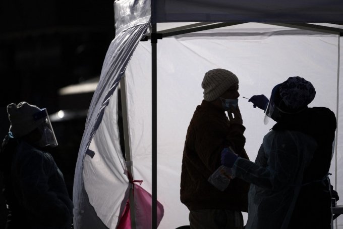 한 남성이 미국 워싱턴DC의 한 검사소에서 코로나19 검사를 받고 있다./사진=AFP 