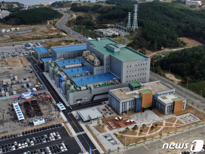 (포항=뉴스1) 최창호 기자 = 22일 (주)에코프로베엠 포항1공장 준공식이 북구 흥해읍 영일만산업단지에서 열렸다. 이날 준공된 포항 1공장은 연간 생산 2만6000톤 규모의 전기차 이차 배터리 양극재 생산에 들어갔다. 지난해 11월 착공에 들어간 ㈜에코프로비엠 포항1공장은 지난 1년 동안 800억 원 규모의 예산과 연인원 9만 여명을 투입 6만2305㎡부지에 모습을 드러냈다. 2019.10.22/뉴스1