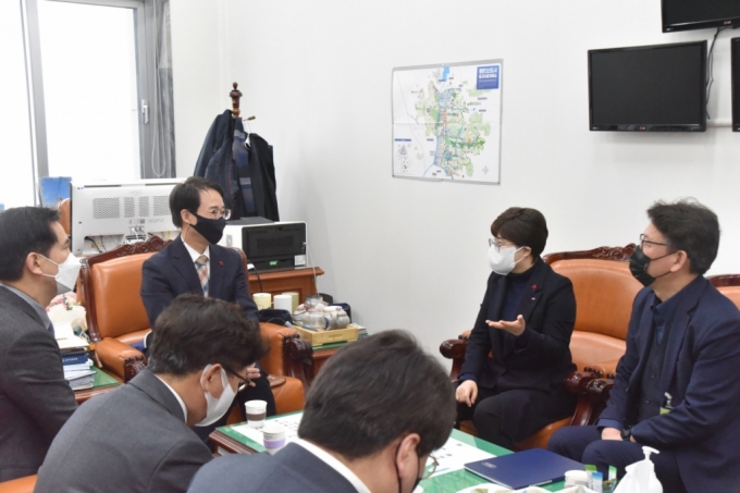 사진=서철모 화성시장과 이원욱 국회의원, 김진숙 한국도로공사 사장 등이 19일 국회에서 경부고속도로 직선화 사업을 논의했다./사진제공=화성시