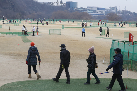 정부 골프대중화 선언, '코로나만 끝나봐라' 벼르는 골프족 달랠까 - 머니투데이 정부 골프대중화 선언, '코로나만 끝나봐라' 벼르는 골프족 달랠까 - 머니투데이