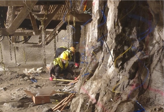 한 지하터널 공사 현장에서 화약 취급자 자격이 없는 외국인노동자들이 폭파 지점에 장약(다이터마이트 삽입) 작업을 하고 있다. /사진=제보자 제공