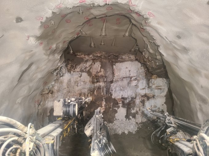 콘트리트 양생 부족으로 터널 공사 구간 일부가 무너져내린 모습. /사진=제보자 제공