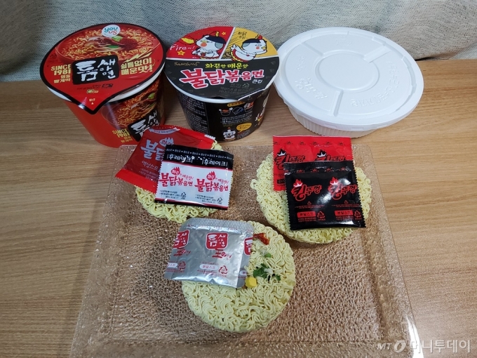 맵찔이 울리는 매운 라면…킹뚜껑vs불닭vs틈새, 승자는? - 머니투데이 맵찔이 울리는 매운 라면…킹뚜껑Vs불닭Vs틈새, 승자는? - 머니투데이