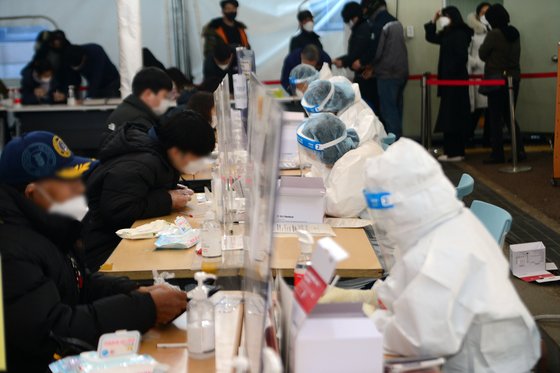 지난 20일 오전 광주 광산구보건소 선별진료소에서 시민들이 진단 검사를 받기 문진표를 작성하고 있다.  /사진=뉴스1
