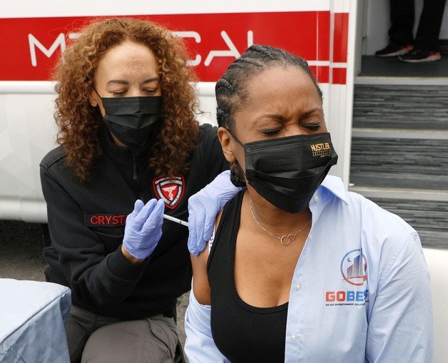 (라스베이거스 AFP=뉴스1) 우동명 기자 =  21일(현지 시간) 네바다주 라스베이거스에 마련된 코로나19 백신 접종소에서 주민이 모더나 부스터샷을 맞고 있다.  (C) AFP=뉴스1  
