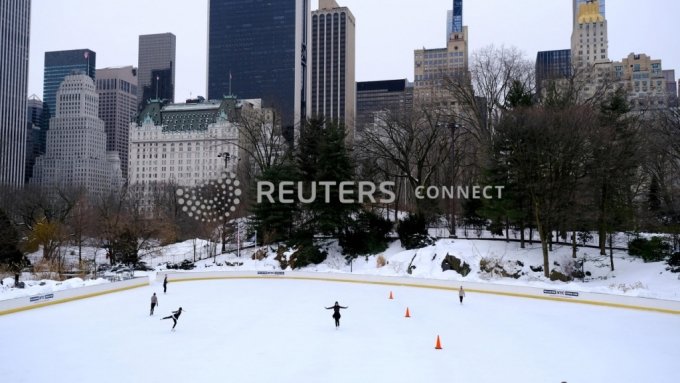 Few skaters are seen at the Wollman Rink in Central Park. The city reversed a decision to end the skating season abruptly on February 21. Officials have canceled contracts with the Trump Organization to operate the rink. /사진=로이터