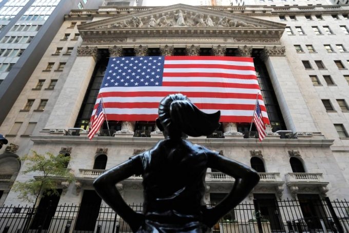 The Fearless Girl statue is seen outside the New York Stock Exchange (NYSE) in Election Day in Manhattan, New York City, New York, U.S., November 3, 2020. REUTERS/Andrew Kelly