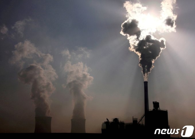 (바오터우 로이터=뉴스1) 금준혁 기자 = 중국 내몽골 바오터우시의 한 공장 뒤편에 석탄발전소의 모습.  (C) 로이터=뉴스1  