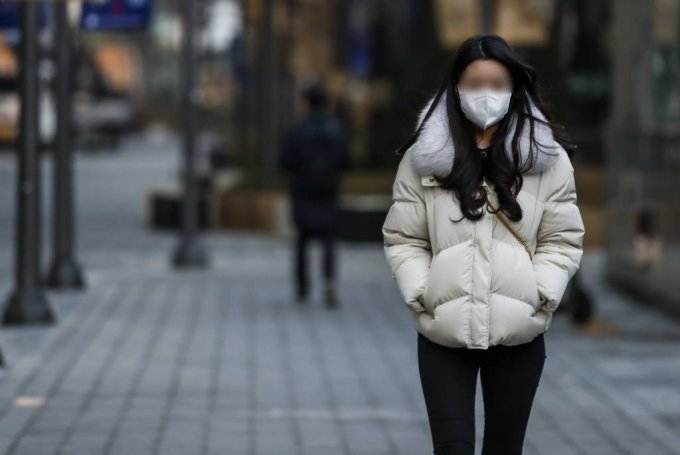 전국 대부분의 지역에서 아침 기온이 영하권을 보인 23일 오전 서울 송파구 잠실역 인근에서 두꺼운 옷차림을 한 시민들이 이동하고 있다. /사진=뉴시스