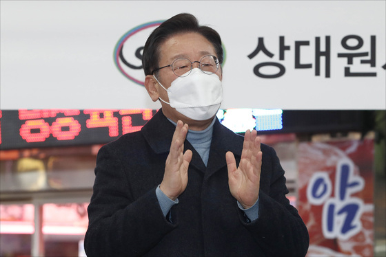 이재명 더불어민주당 대선 후보가 24일 오후 서울·경기 매타버스(매주 타는 민생 버스) '걸어서 민심 속으로'의 일환으로 경기 성남시 중원구 상대원시장을 찾아 눈시울을 붉히며 즉석연설을 하고 있다./사진=뉴스1