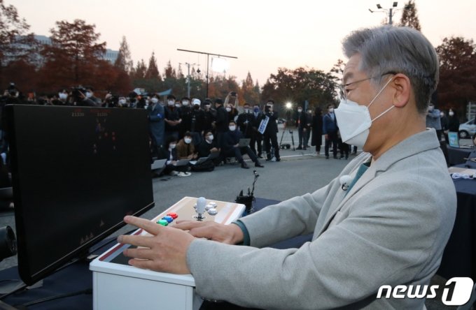 이재명 더불어민주당 대선 후보가 대전 엑스포 시민광장을 찾아 G-스타 2021를 알리기 위한 퍼포먼스로 게임을 하고 있다. /사진=뉴스1