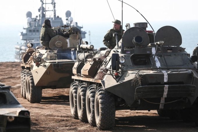 러시아와 우크라이나 간 전운이 점점 고조되고 있다. 사진은 우크라이나 접경지대로 이동 중인 러시아 군대/사진=블룸버그
