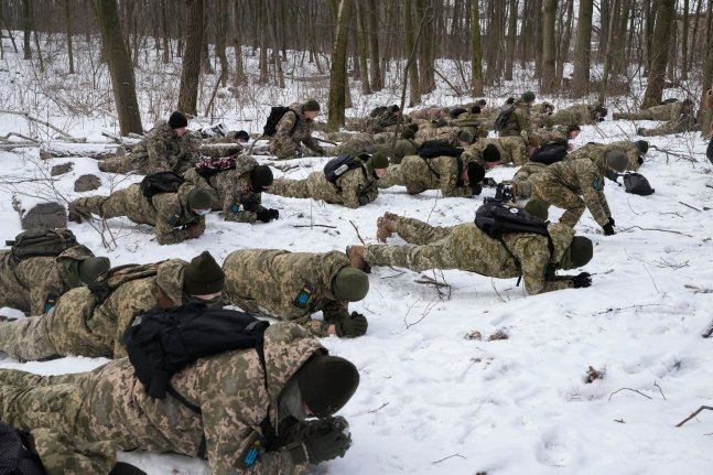 2022년 1월 22일 우크라이나 수도 키예프의 한 공원에서 정부군과 의용군이 러시아군 침공에 대비해 합동훈련을 하고 있다. 러시아군은 최근 우크라이나를 3면에서 포위한 형태로 병력과 장비를 집결시켰다. /AP=뉴시스