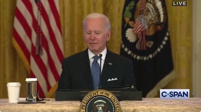 조 바이든 미국 대통령이 기자회견 끝무렵 나온 기자 질문에 &quot;멍청한 개자식&quot;이라고 읊조리고 있다 /사진=영상 캡쳐