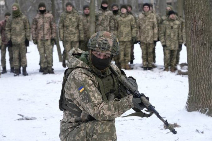 [키예프=AP/뉴시스] 지난 22일(현지시간) 우크라이나 키예프의 한 공원에서 조교가 육군의 자원군 부대인 우크라이나 국토방위군 대원(예비군)들을 훈련하고 있다. 최근 몇 주 동안 수십 명의 민간인이 러시아의 침공 우려 속에 예비군에 합류하고 있다. 2022.01.24.