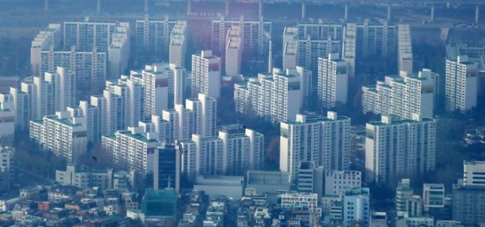  서울 송파구 롯데월드타워 전망대에서 바라본 시내 아파트 단지 모습. /사진제공=뉴시스