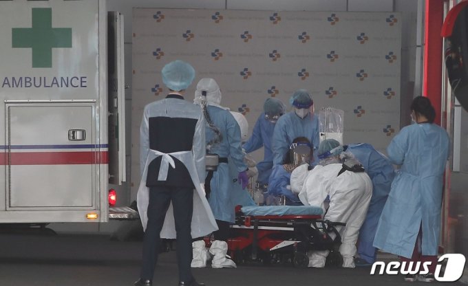 지난해 12월 14일 서울 중랑구 서울특별시 서울의료원 코로나19 재택환자 전담 응급센터로 의료진이 환자를 이송하고 있다.