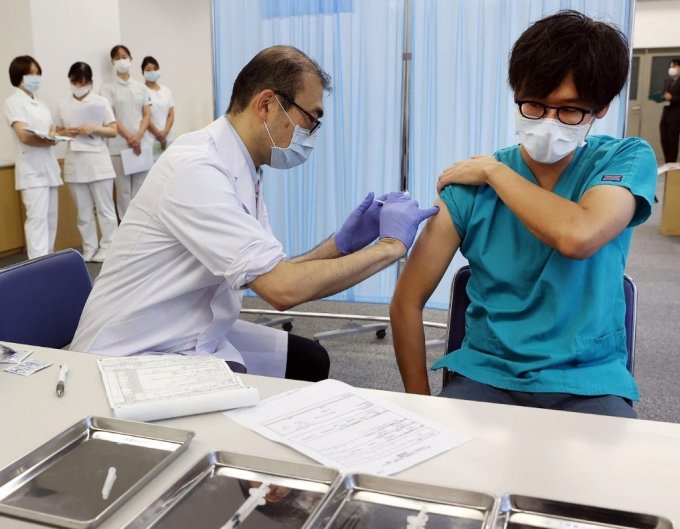 코로나19 백신 3차 접종 중인 의료진/사진=AFP