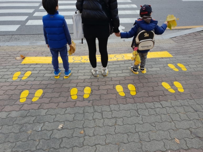 구리시 횡단보도에 설치한 노란 발자국 모양의 표식 /사진제공=구리시청