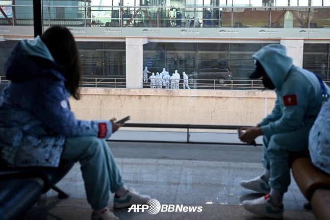 베이징 공항에서 선수단 버스를 기다리고 있는 러시아 아이스하키 선수들. /AFPBBNews=뉴스1