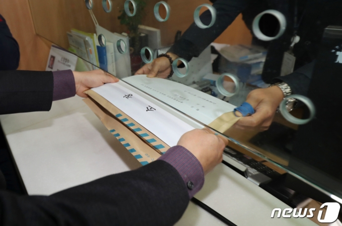 지난 2020년 3월 30일 제주지방법원 민원실에 코로나19 증상에도 제주여행을 강행한 강남 모녀를 상대로 한 손해배상 청구 소장을 제주도 측 변호인이 제출하고 있다. /사진=뉴스1